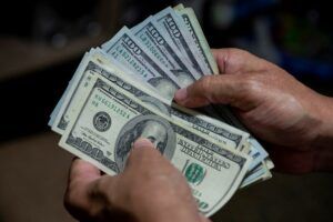 El bolívar pierde un 5 % de su valor frente al dólar en julio