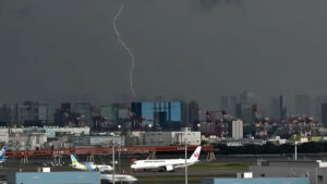 En Japón un tifón dejó 1 muerto y 220 mil casas sin electricidad