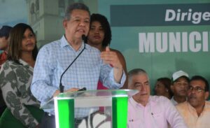 Leonel Fernández juramenta a dirigentes de otros partidos en Monte Plata