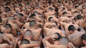 Más de 50 pandilleros detenidos durante un cerco de seguridad en el norte de El Salvador