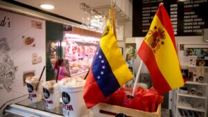 España bate su récord de población gracias a inmigrantes como colombianos y venezolanos