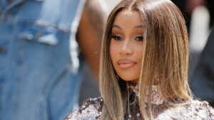 Micrófono que Cardi B arrojó durante un concierto es subastado por casi 100.000 dólares