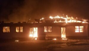 Piden retirar cargos a la acusada de incendiar una escuela de Guyana y provocar 19 muertes