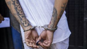 Hombres que violaron a una niña tras darle alcohol, condenados a prisión en El Salvador