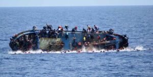 Mueren 41 migrantes por un naufragio en una isla al sur de Italia