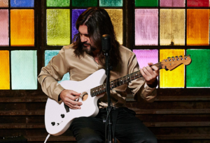 Juanes celebra su cumpleaños con una guitarra en su honor
