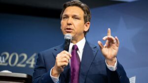 DeSantis destituye a una fiscal estatal afroamericana y estalla la polémica