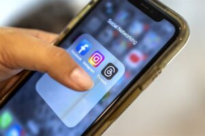 Zuckerberg anuncia nuevas funciones para Threads, que sufre caída de usuarios