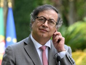 Senador colombiano cuestiona a Petro por «desaparecer» en viajes al exterior