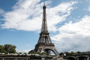 Torre Eiffel regresa a la normalidad tras una falsa amenaza de bomba