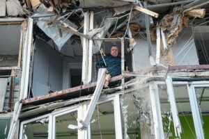 Rusia bombardea Jersón y Ucrania lanza drones contra Bélgorod y Kursk, en suelo ruso
