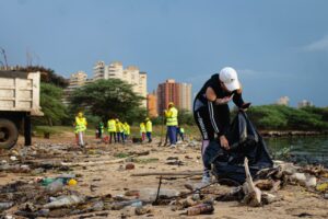 Más de un millar de personas trabajan en la limpieza del Lago de Maracaibo