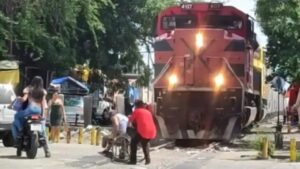 Rescatan a hombre en silla de ruedas que intentó ganarle a un tren