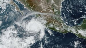 Huracán ‘Hilary’ gana fuerza en el Pacífico y alcanza la categoría 4