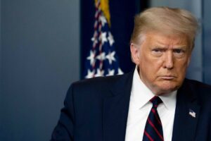 Republicanos inician los debates con Donald Trump como el gran ausente y protagonista