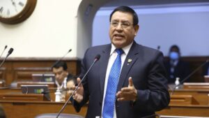 Fiscalía de Perú inicia investigación al presidente del Congreso por corrupción
