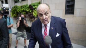 Rudy Giuliani, imputado junto a Trump, se entrega a las autoridades de Georgia