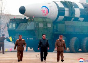 Corea del Norte lanza un supuesto vehículo espacial que activa alerta antimisiles en Japón