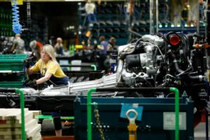 Trabajadores de GM, Ford y Stellantis en EEUU autorizan a su sindicato a convocar huelgas