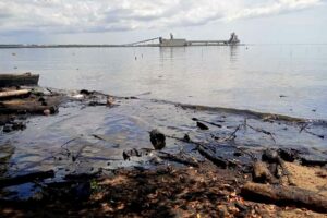 Venezuela sustituye kilómetros de tuberías para evitar derrames de crudo en el Lago de Maracaibo