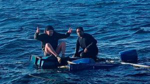 Pescadores chilenos sobreviven a naufragio flotando en tanques de petróleo