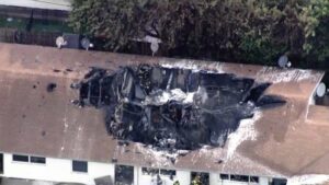 Cuatro hospitalizados por la caída de un helicóptero sobre edificio residencial en Florida