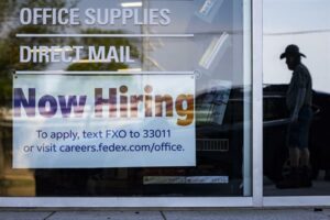 Empleos disponibles en EE.UU. caen el 22,4 % en julio en plena subida de tipos