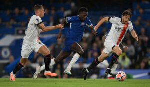 Chelsea retira la ayuda para los autobuses pese a batir récord de fichajes