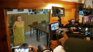 Tensión en la iglesia en la que está encerrada la madre de Rubiales, que se encuentra bien