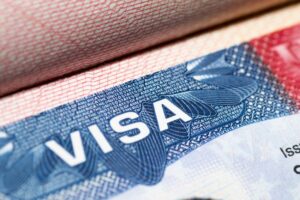 EE.UU. reanuda las visas de turismo B-2 para cubanos, pero solicitadas en un tercer país