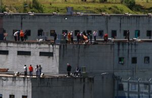 Disturbios en dos cárceles de Ecuador contra una intervención de Policía y Fuerzas Armadas