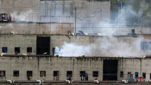 Continúa el motín en cárcel de Ecuador con policías y guardias retenidos por los presos
