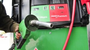Presidente de México promete que su país dejará de importar gasolina en 2024