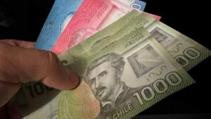 Nuevo salario mínimo de 540 dólares empieza a regir en Chile con subsidio a pymes