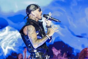 Rauw Alejandro honra en Barcelona a Rosalía con un último ‘Hayami Hana’