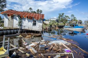 Biden llega a Florida para evaluar daños de Idalia, al parecer con ausencia de DeSantis