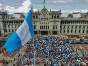 Guatemaltecos protestan en contra de «golpe de Estado» denunciado por presidente electo