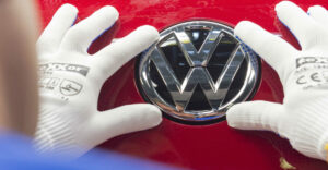 Volkswagen reduce la producción en su sede en Wolfsburg por falta de piezas