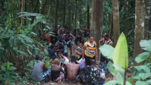 Capturan en Panamá a dos coyotes colombianos cuando transportaban a 18 migrantes chinos