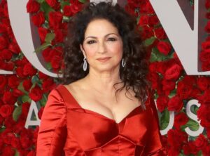 Gloria Estefan se une a pedido de atacar la crisis sanitaria de los «sin techo» en EE.UU.