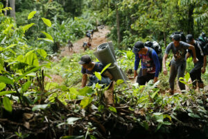 Una cantidad récord de 40.000 niños ha cruzado la selva de Darién en primera mitad del año