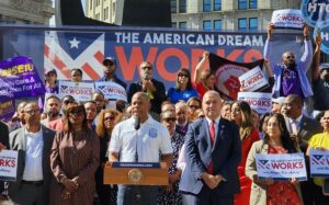Acusan al alcalde de Nueva York de xenofobia por decir que inmigración destruirá la ciudad