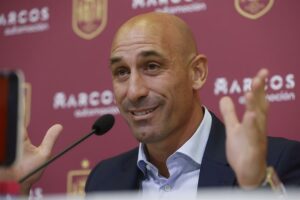 UEFA toma nota de la renuncia de Rubiales y agradece su labor