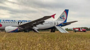 Avión ruso con más de 160 personas a bordo realiza un aterrizaje de emergencia en un campo en Siberia