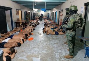 Más armas de fuego, balas y armas blancas halladas al intervenir dos cárceles de Ecuador