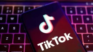 Multa de 345 millones de euros a TikTok por violar ley datos de menores en UE