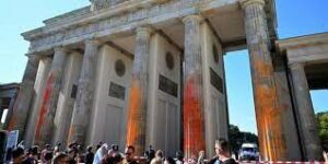 Activistas rocían con pintura naranja la Puerta de Brandenburgo