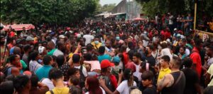 Miles de migrantes que buscan asilo chocan con autoridades en la frontera sur de México