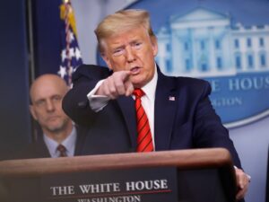 Trump dice en un acto de campaña que quiere comprarse una pistola