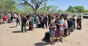 Texas tiene más problemas con la inmigración que Nueva York, según el gobernador texano
